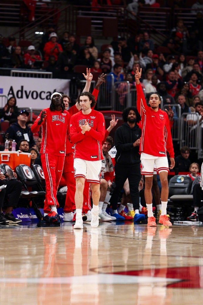 加时末段体能课后,芝加哥公牛战术微调备战英超,球迷炸锅,年轻球员得到机会的简单介绍 加时末段体能课后,芝加哥公牛战术微调备战英超,球迷炸锅,年轻球员得到机会的简单介绍