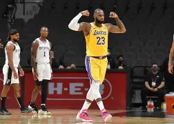 关于洛杉矶湖人训练开放日；今夜刷新队史纪录引欢呼；NBA常规赛在即；团队化学反应显著的信息