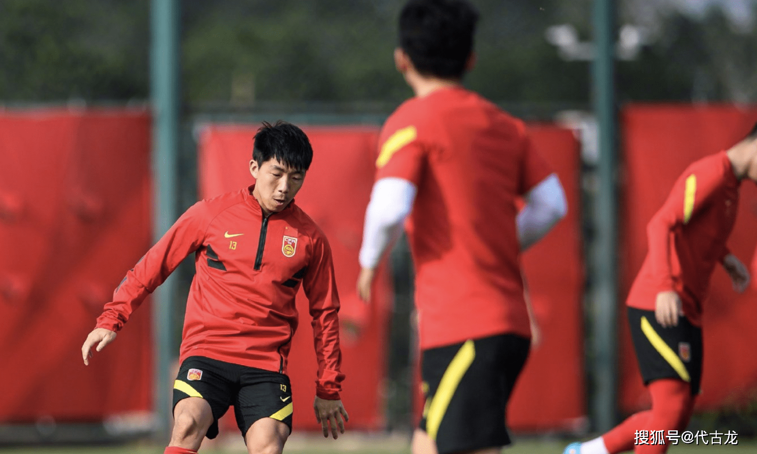 包含荷甲今晚再迎强敌，曼城队长鼓劲，主帅态度——质疑声仍在，细节决定成败的词条